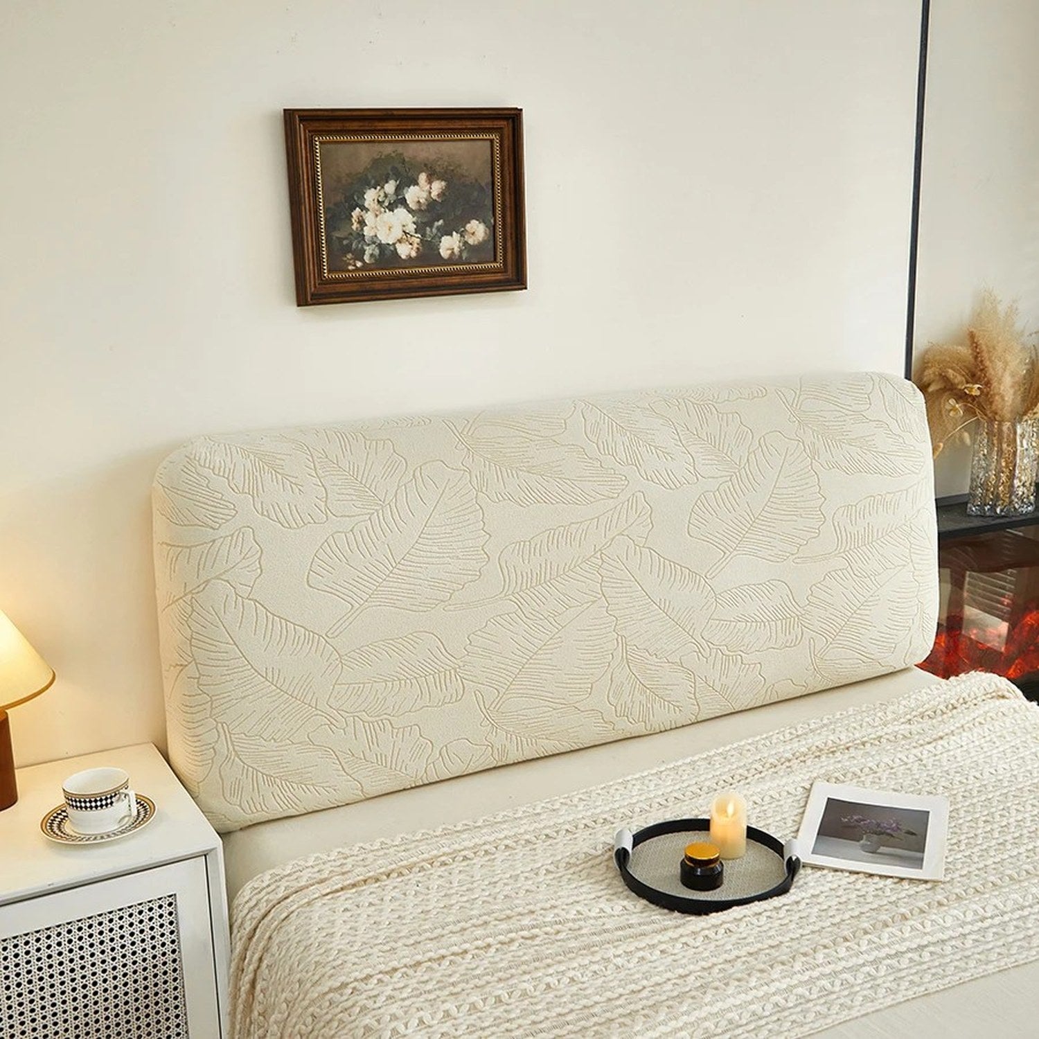 Housse de tête de lit beige vue de face sur un lit