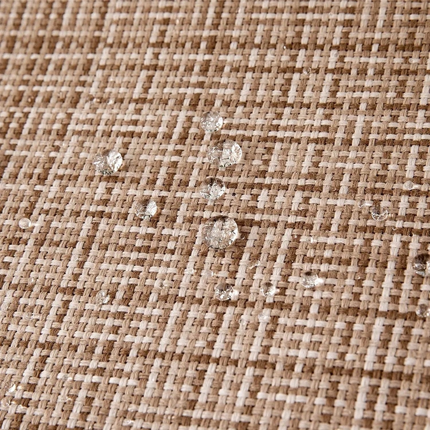 Gros plan du tissage texturé imperméable avec des gouttes d'eau perlant à la surface