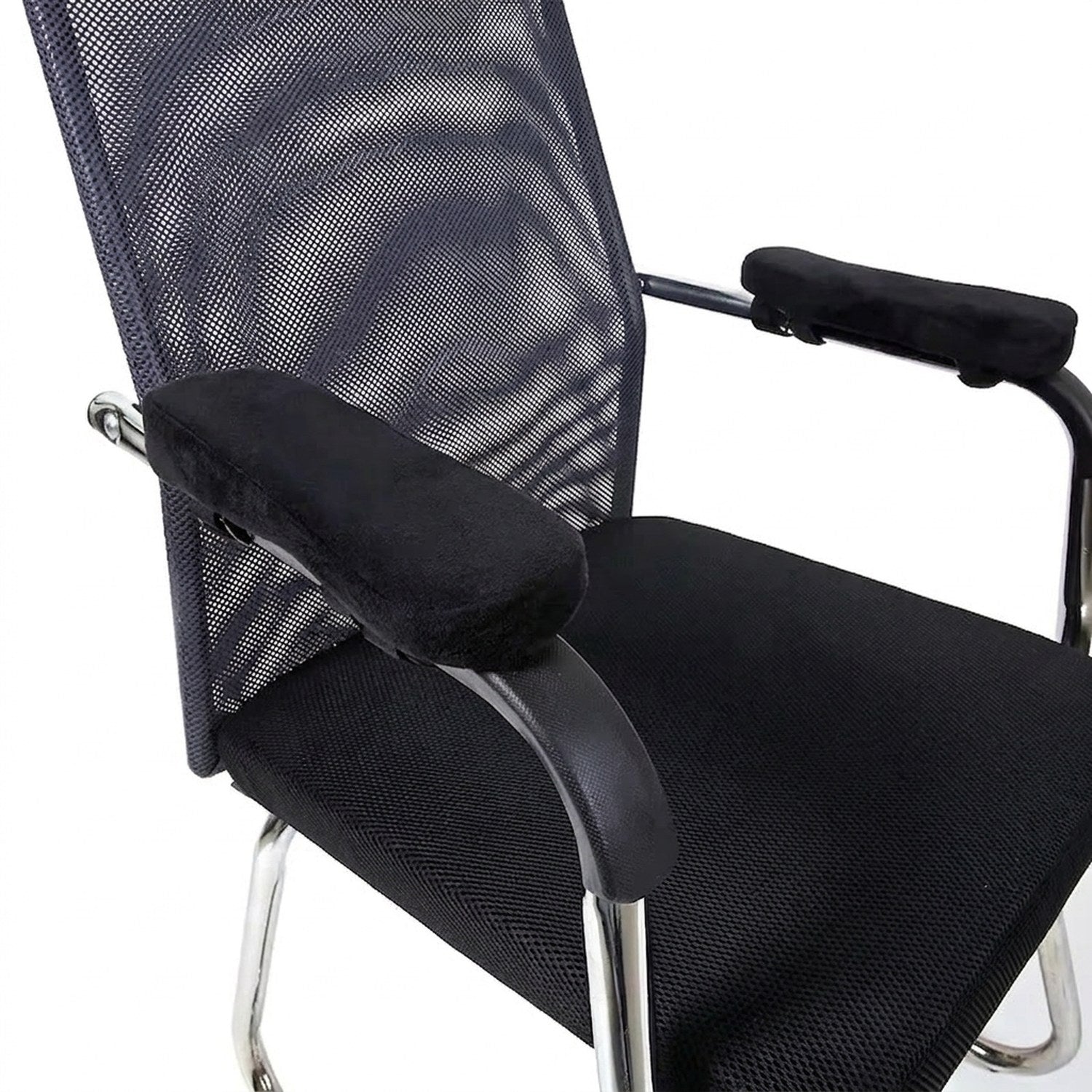 Coussin d'accoudoir noir installé sur les deux accoudoirs d'une chaise de bureau à dossier maillé