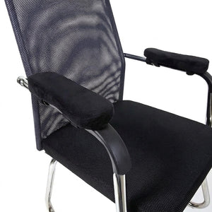 Coussin d'accoudoir noir installé sur les deux accoudoirs d'une chaise de bureau à dossier maillé