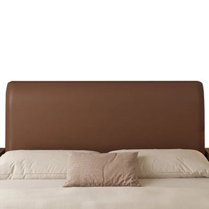 Housse de tête de lit effet cuir marron installée sur un lit avec oreillers