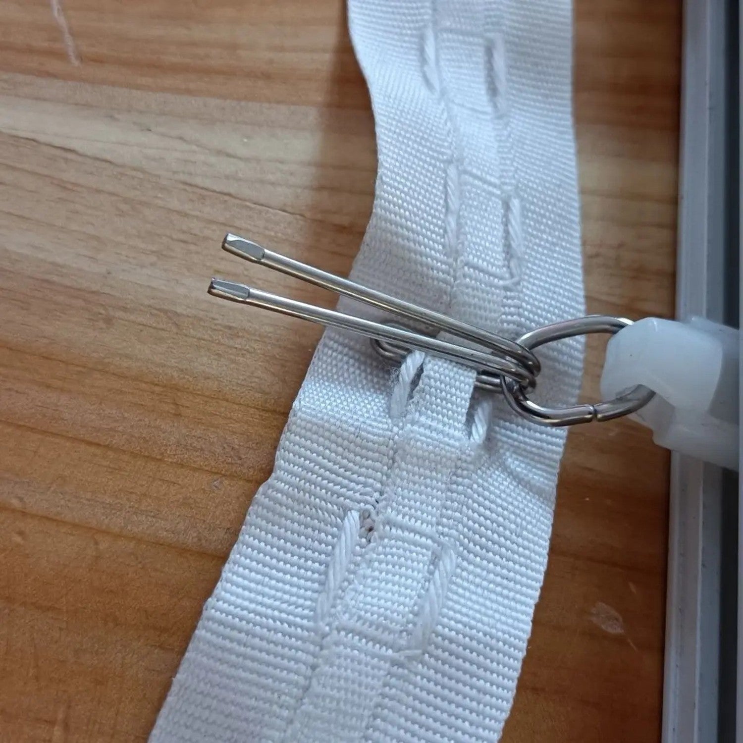 Ruban galon fronceur blanc plissé pour rideaux avec crochet devant une fenêtre