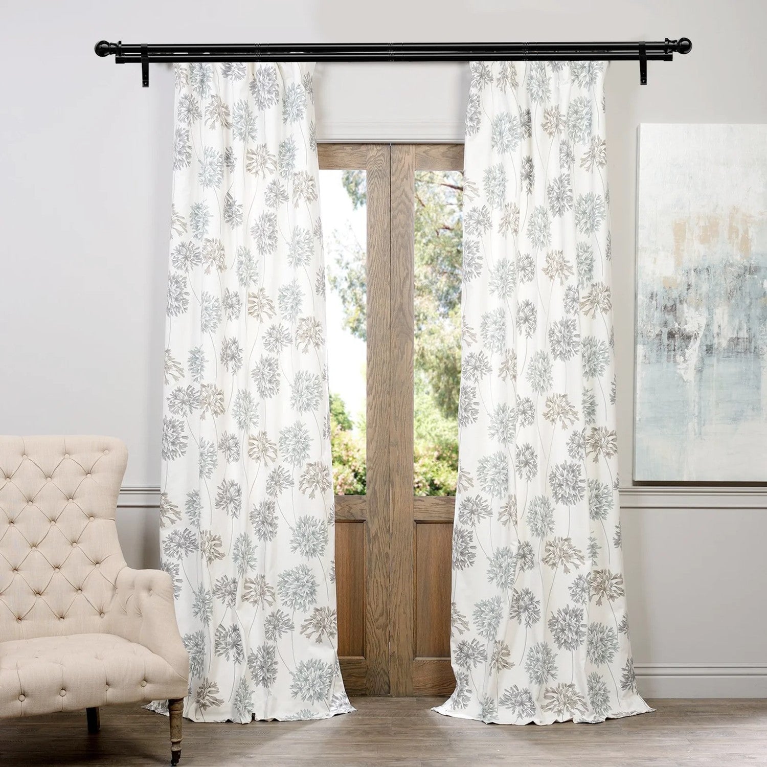 Tringle à rideau double noire habillant une fenêtre avec un rideau à motif floral