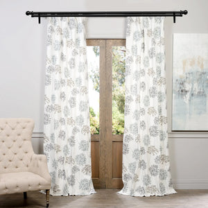 Tringle à rideau double noire habillant une fenêtre avec un rideau à motif floral