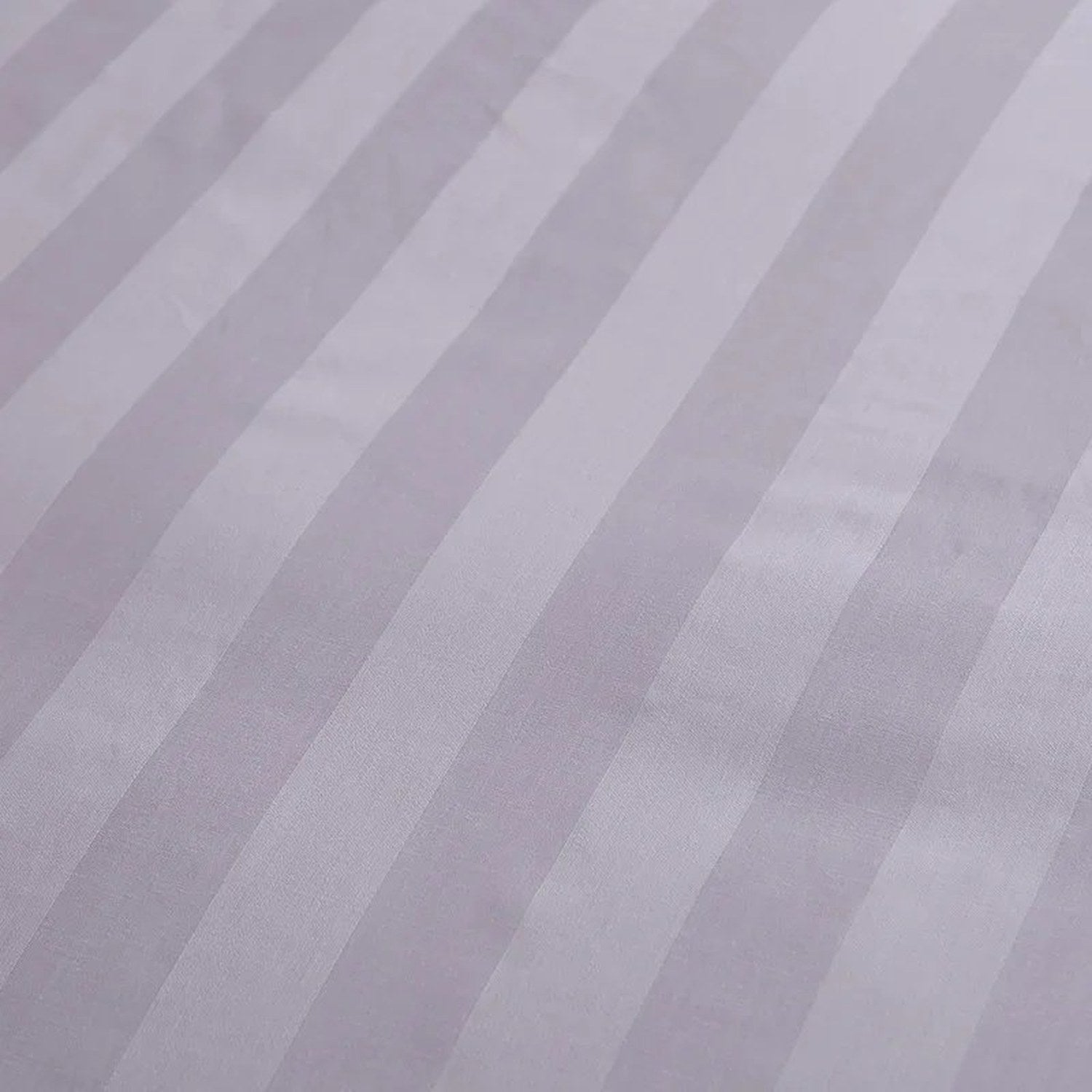 Gros plan sur le tissage rayé satiné du drap en coton blanc