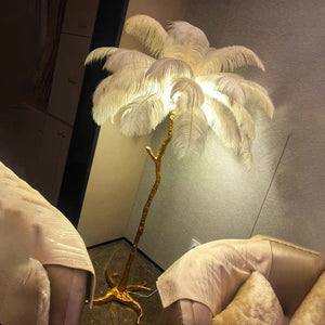 Lampadaire en plumes d'autruche blanches allumé dans une chambre chaleureuse