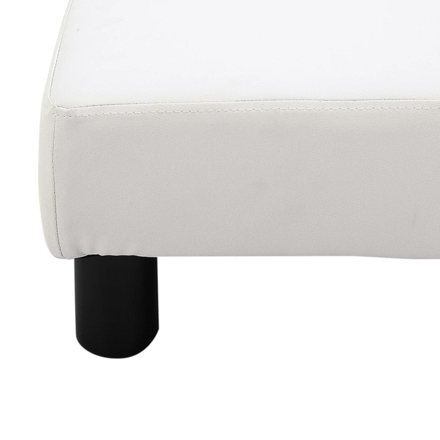 Gros plan sur un pied cylindrique noir et la couture du revêtement similicuir blanc du tabouret repose-pieds