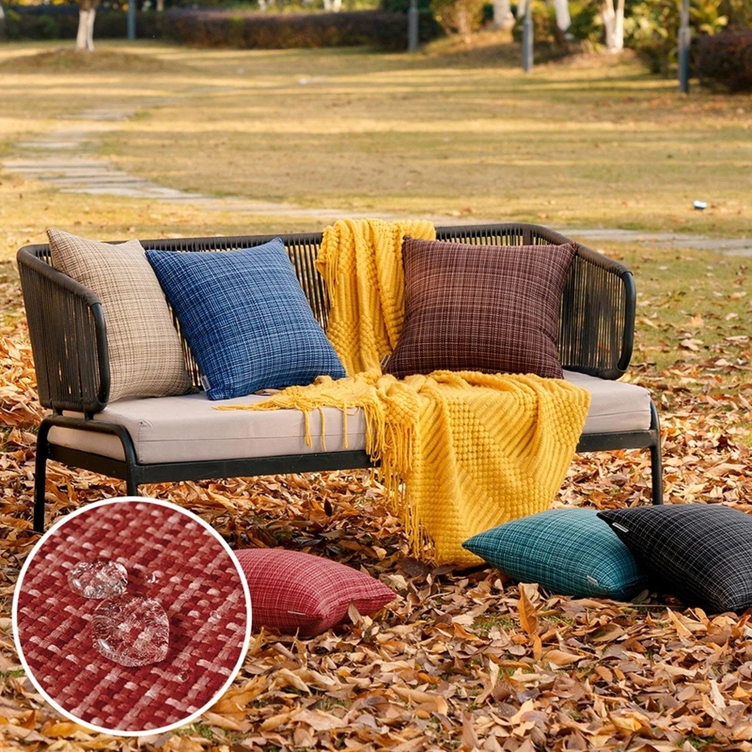 Housses de coussin imperméables en six coloris sur un canapé de jardin en automne
