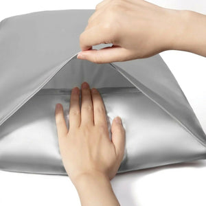 Détail de la fermeture enveloppe d'une taie d'oreiller en satin gris