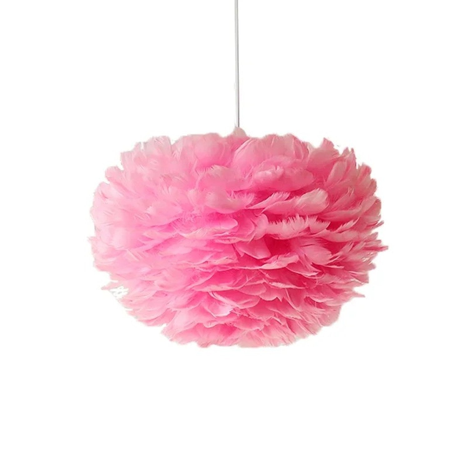 Suspension boule en plumes roses sur fond blanc