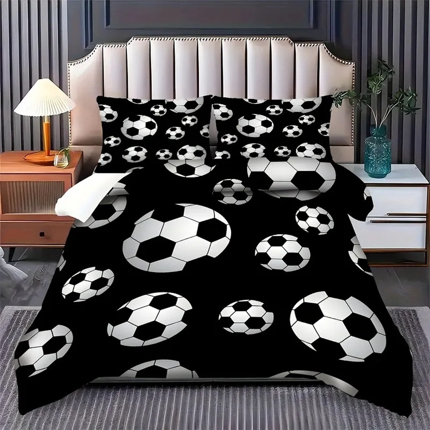 Housse de couette football noire sur un lit dans une chambre moderne