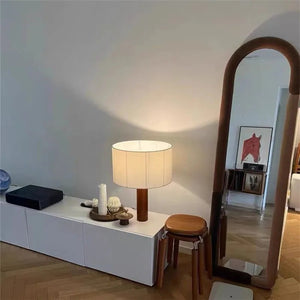 Lampe de table bois massif abat-jour plissé dans une entrée avec miroir