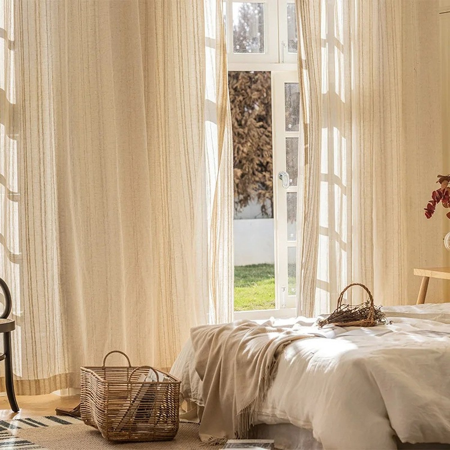 Rideau en gaze beige suspendu près d'un lit dans une chambre cocooning