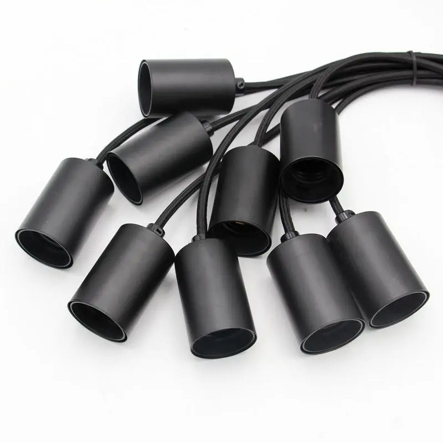 Détail des douilles E27 en métal noir du lustre araignée