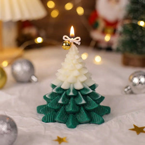 Bougie sapin de Noël enneigée verte et blanche allumée