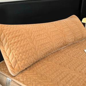 Housse de traversin en peluche matelassée caramel sur un lit