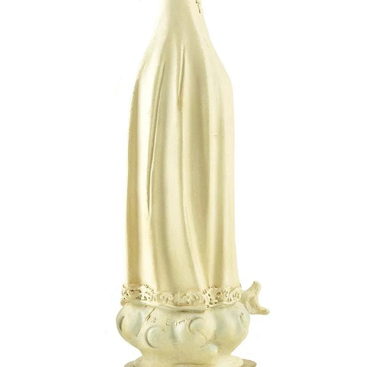 Vue arrière de la statue de Fatima avec sa couronne dorée