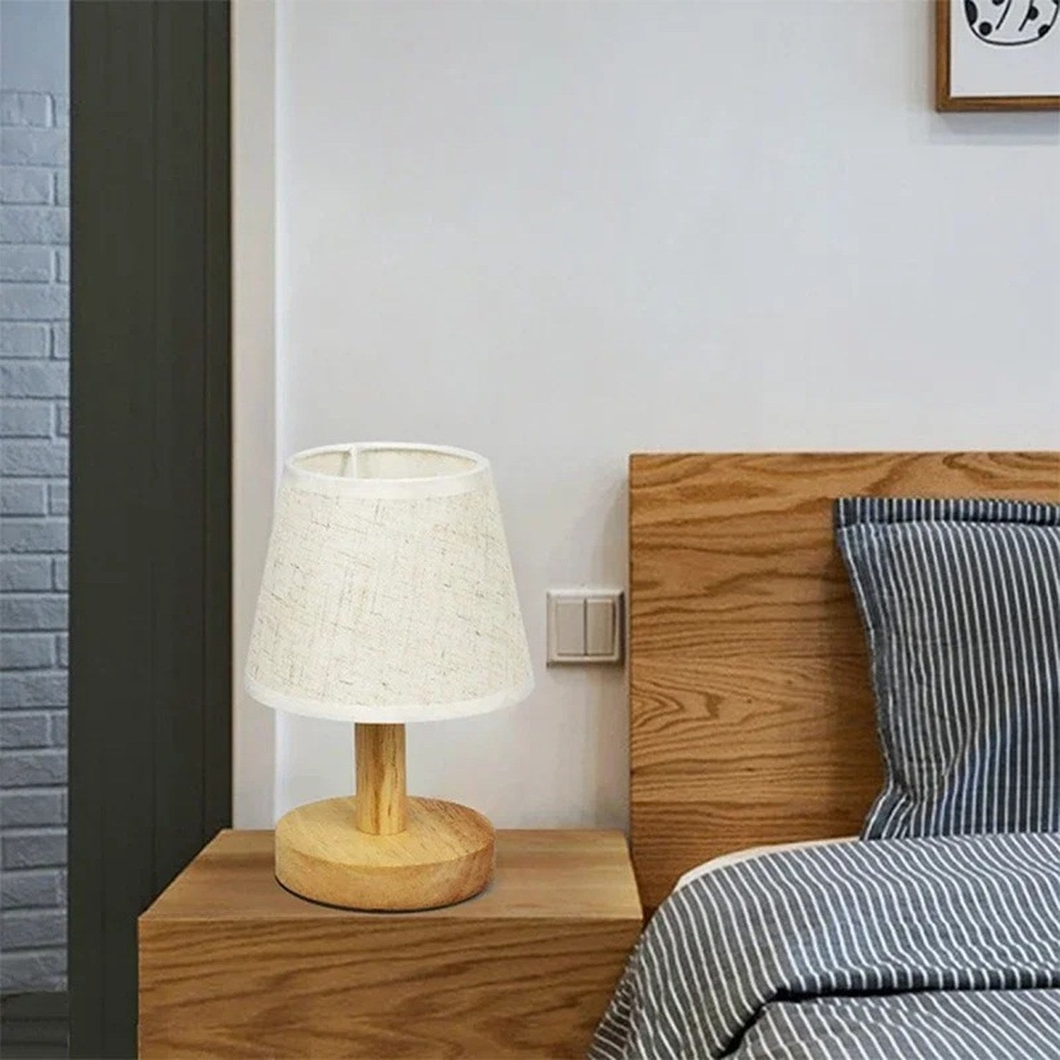 Lampe de chevet rétro éteinte posée sur une table de chevet en bois dans une chambre