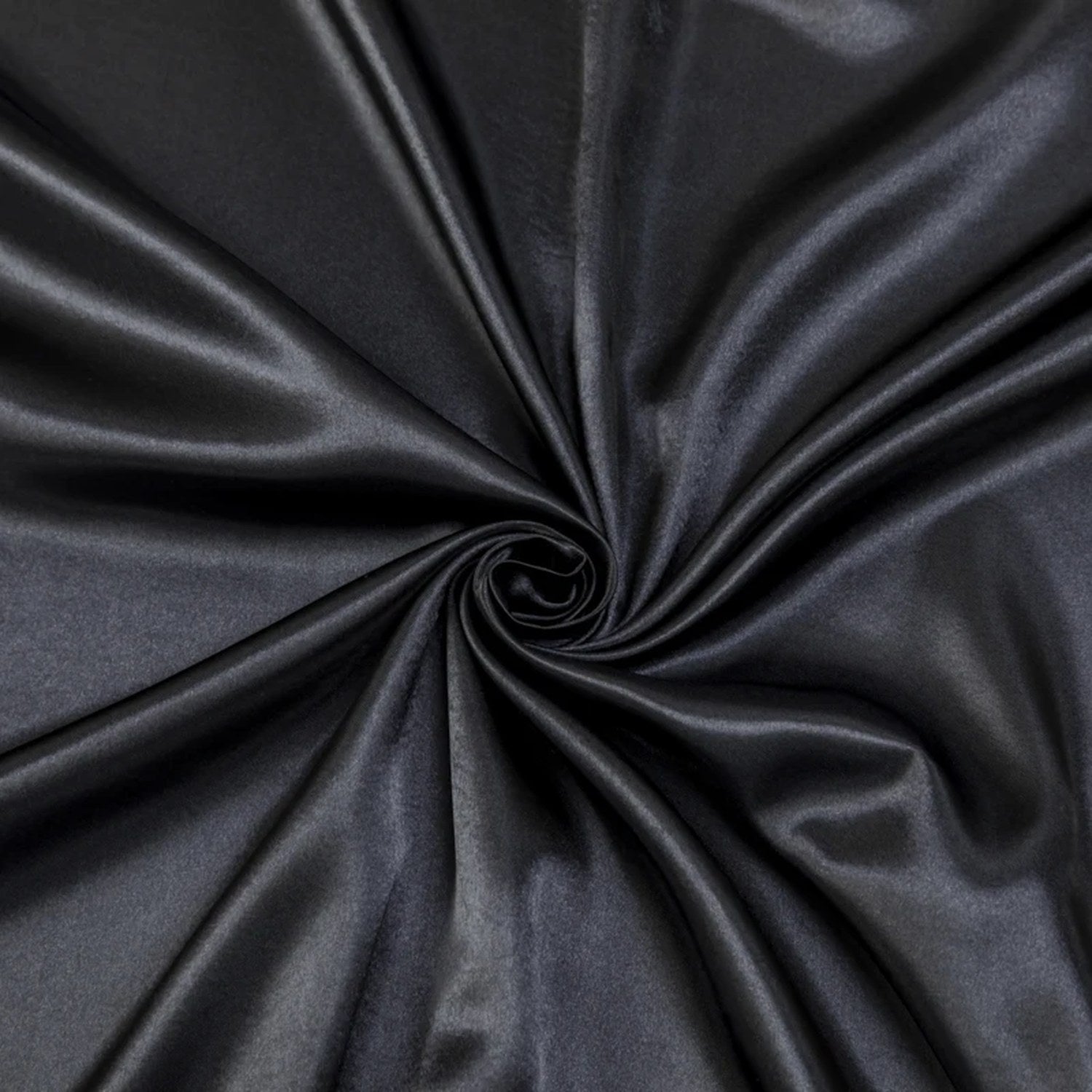 Gros plan sur la texture brillante du tissu satin noir