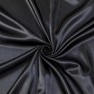 Gros plan sur la texture brillante du tissu satin noir