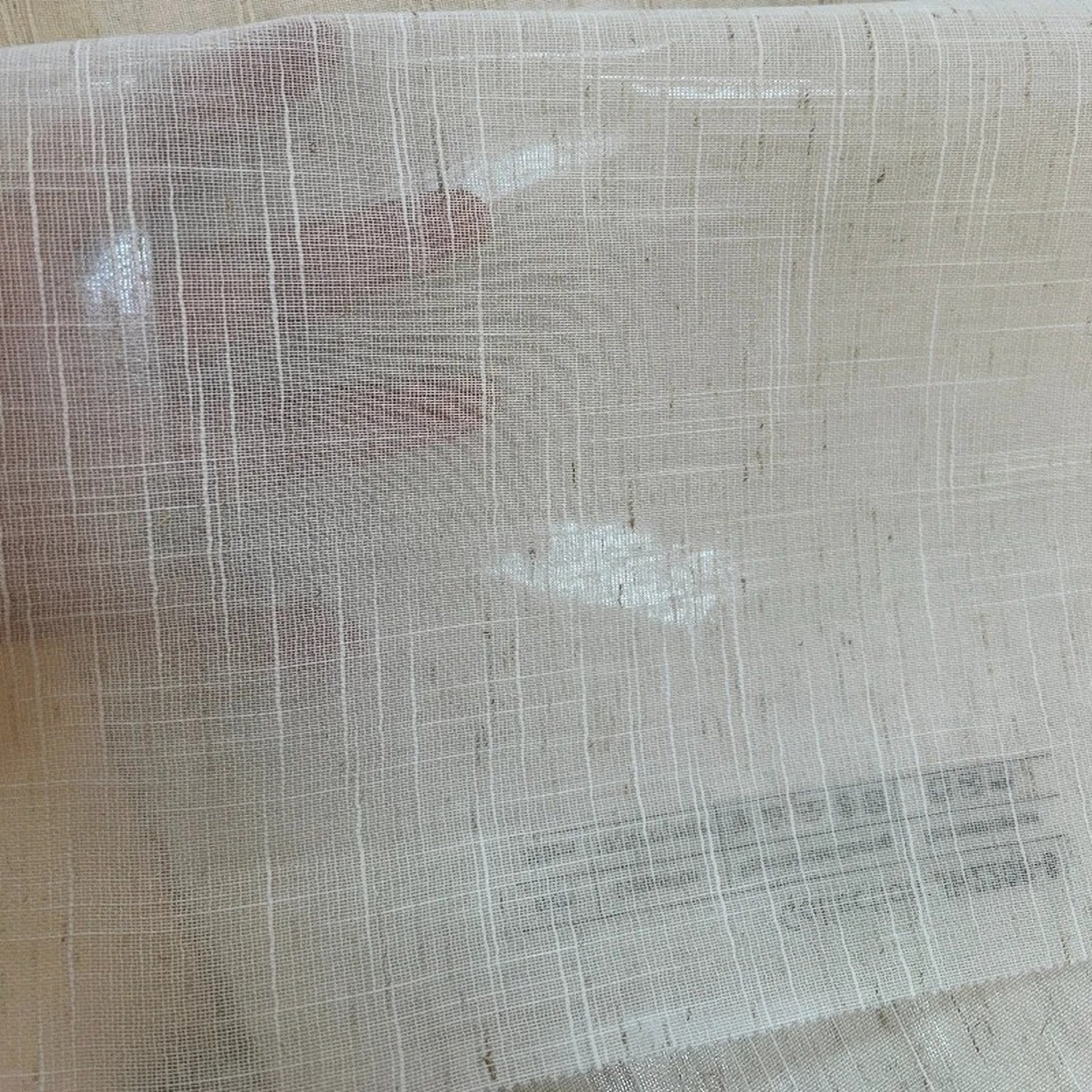 Gros plan sur la texture tissée du voilage effet lin