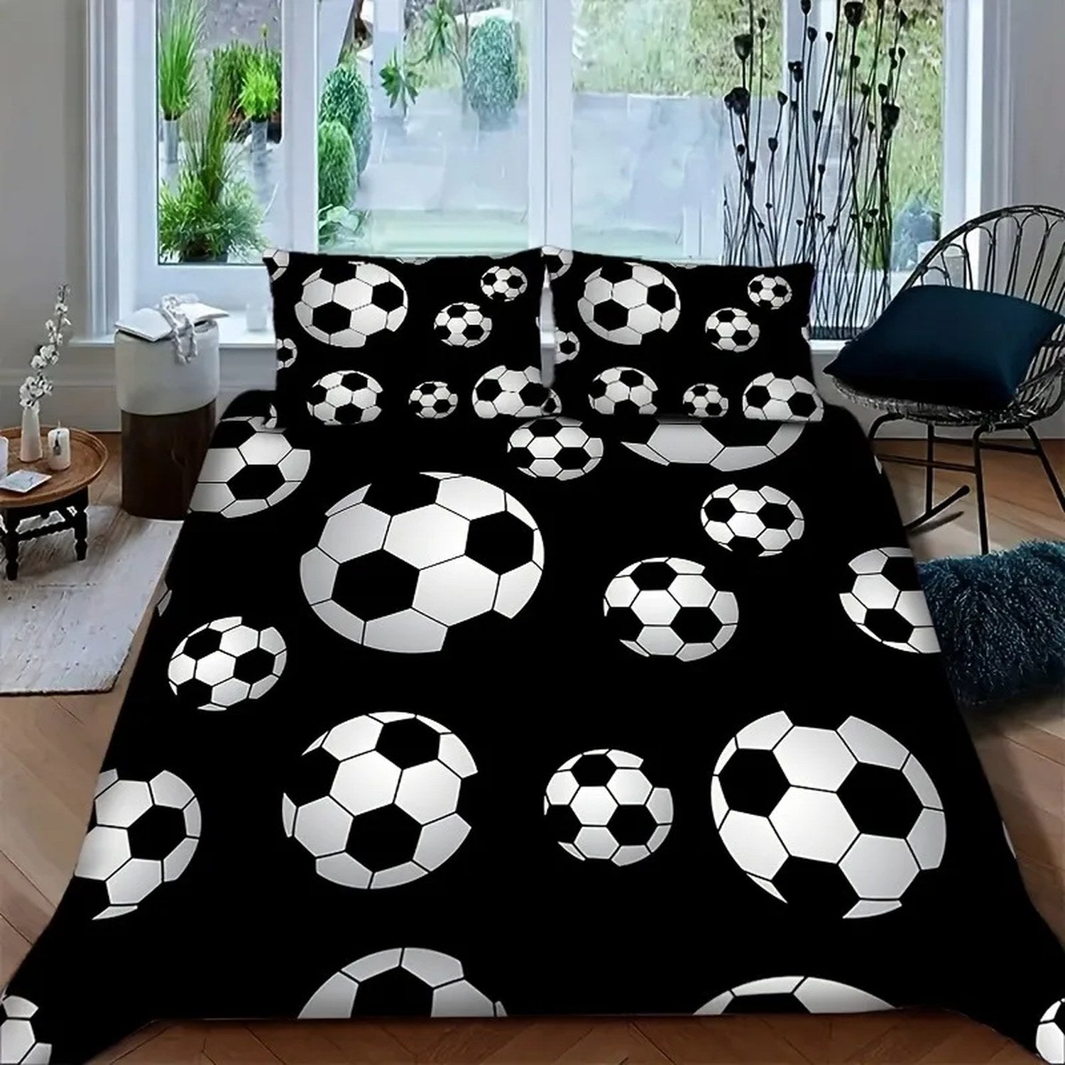 Housse de couette football noire près d'une baie vitrée donnant sur un jardin
