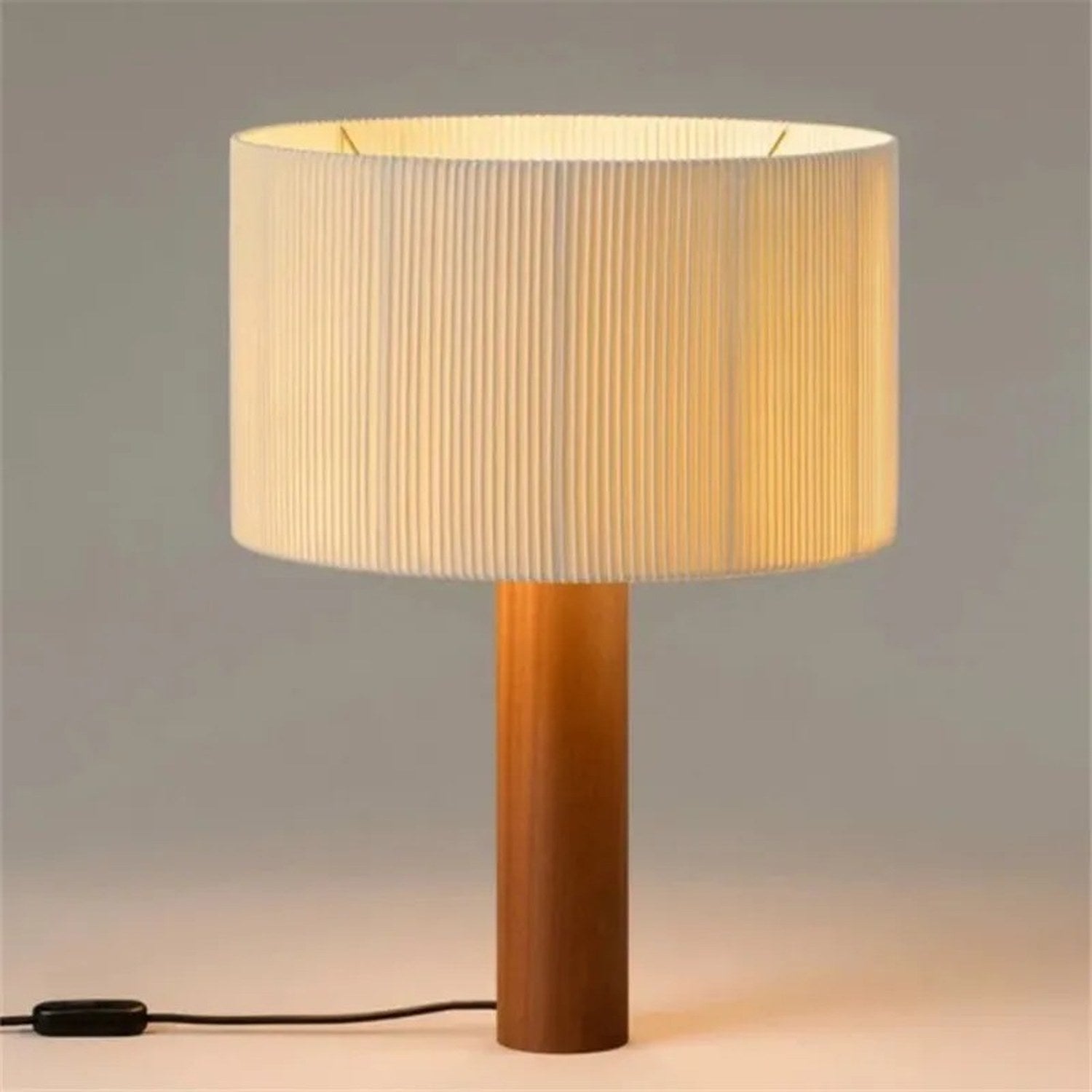 Lampe de table bois massif abat-jour plissé vue de face sur fond neutre