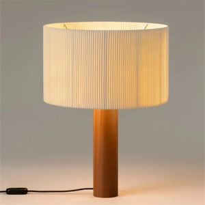 Lampe de table bois massif abat-jour plissé vue de face sur fond neutre