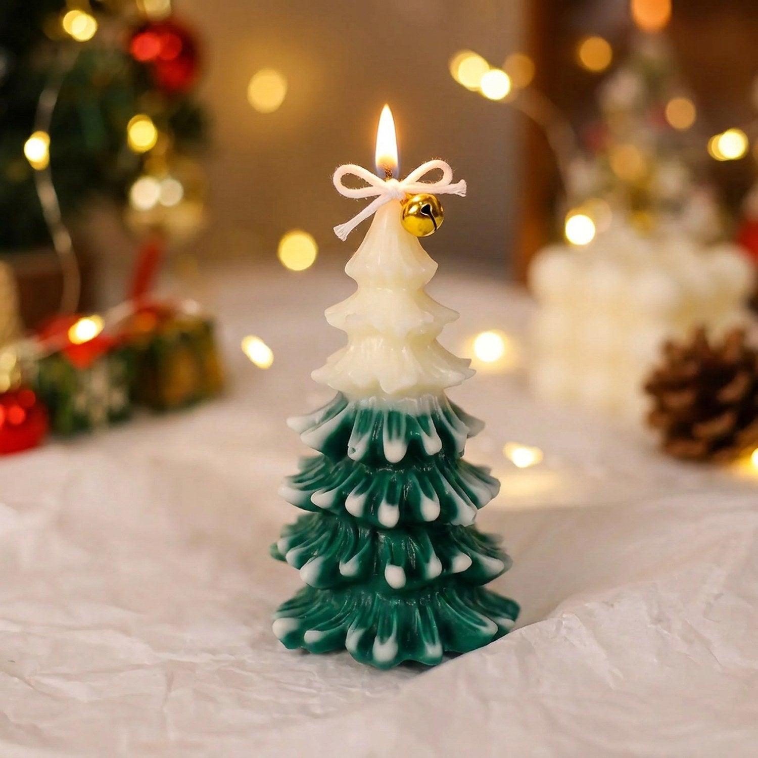 Bougie sapin de Noël bicolore blanche et verte allumée