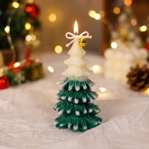 Bougie sapin de Noël bicolore blanche et verte allumée