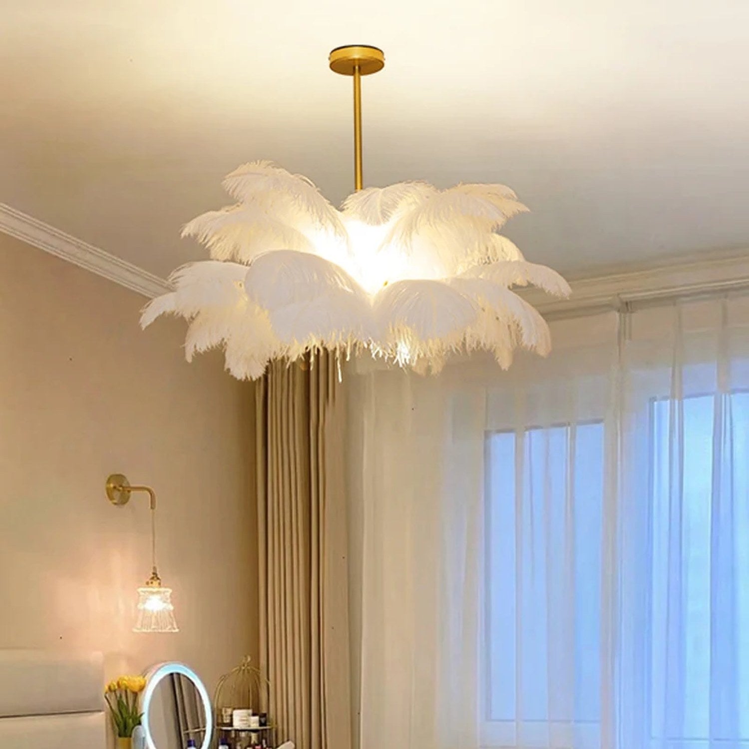 Lustre en plumes d'autruche blanches suspendu près d'une fenêtre voilée