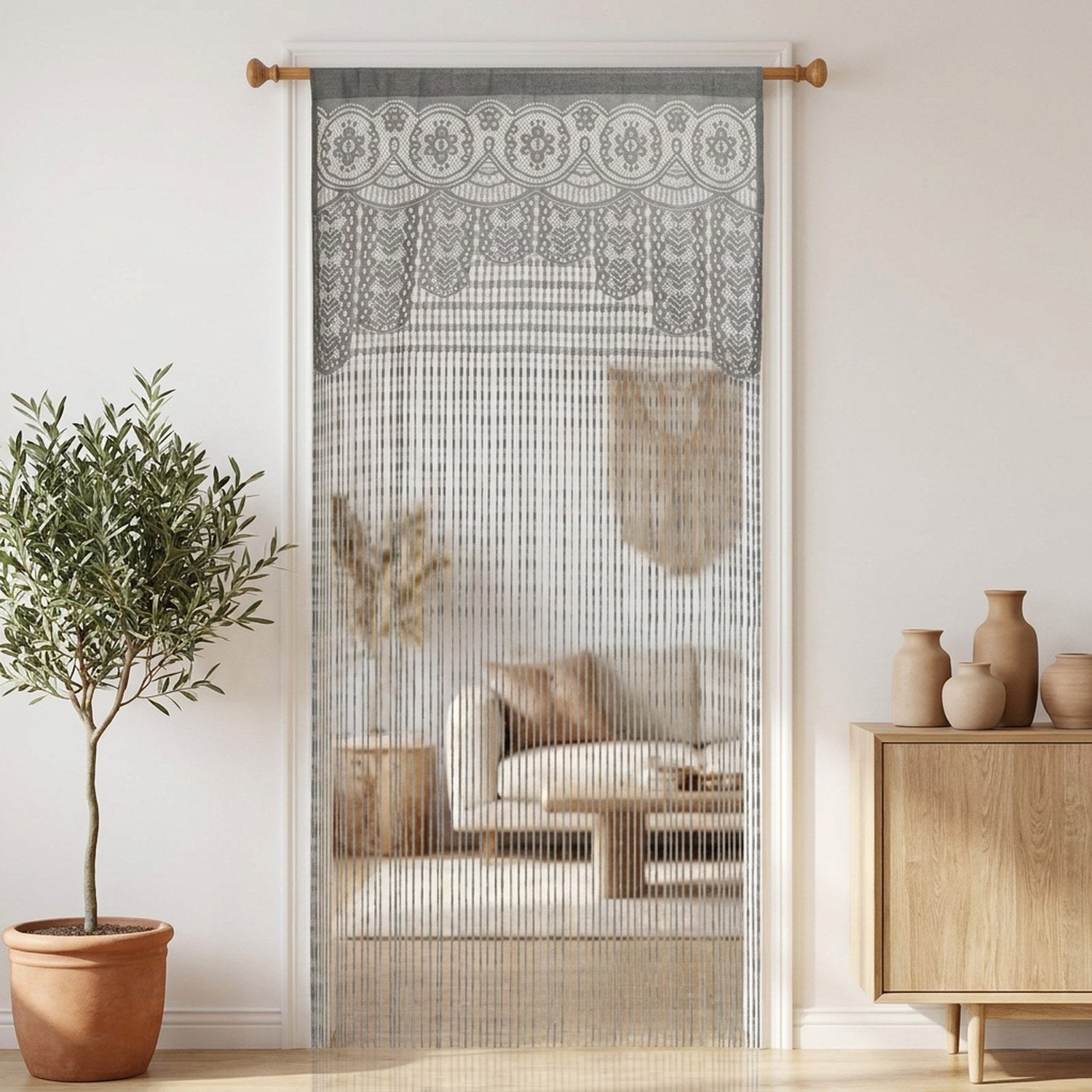 Rideau de porte en macramé gris à franges suspendu dans une porte