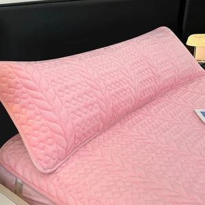 Housse de traversin en peluche matelassée rose sur un lit