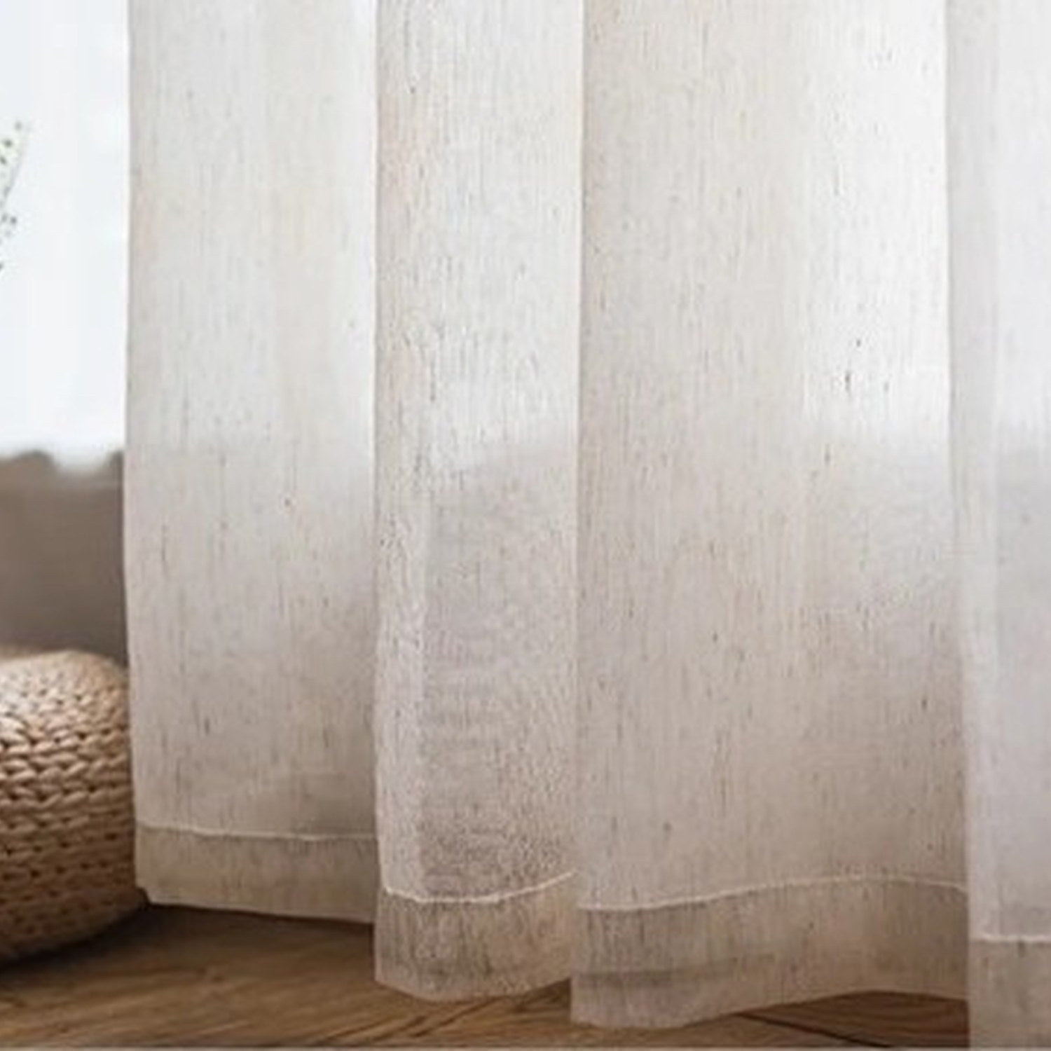 Gros plan sur la texture tissée du voilage tulle beige effet lin