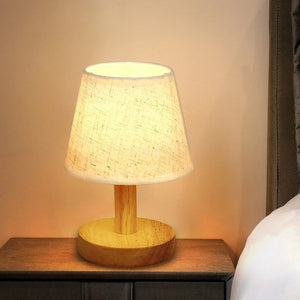 Lampe de chevet rétro allumée en gros plan sur une table de nuit