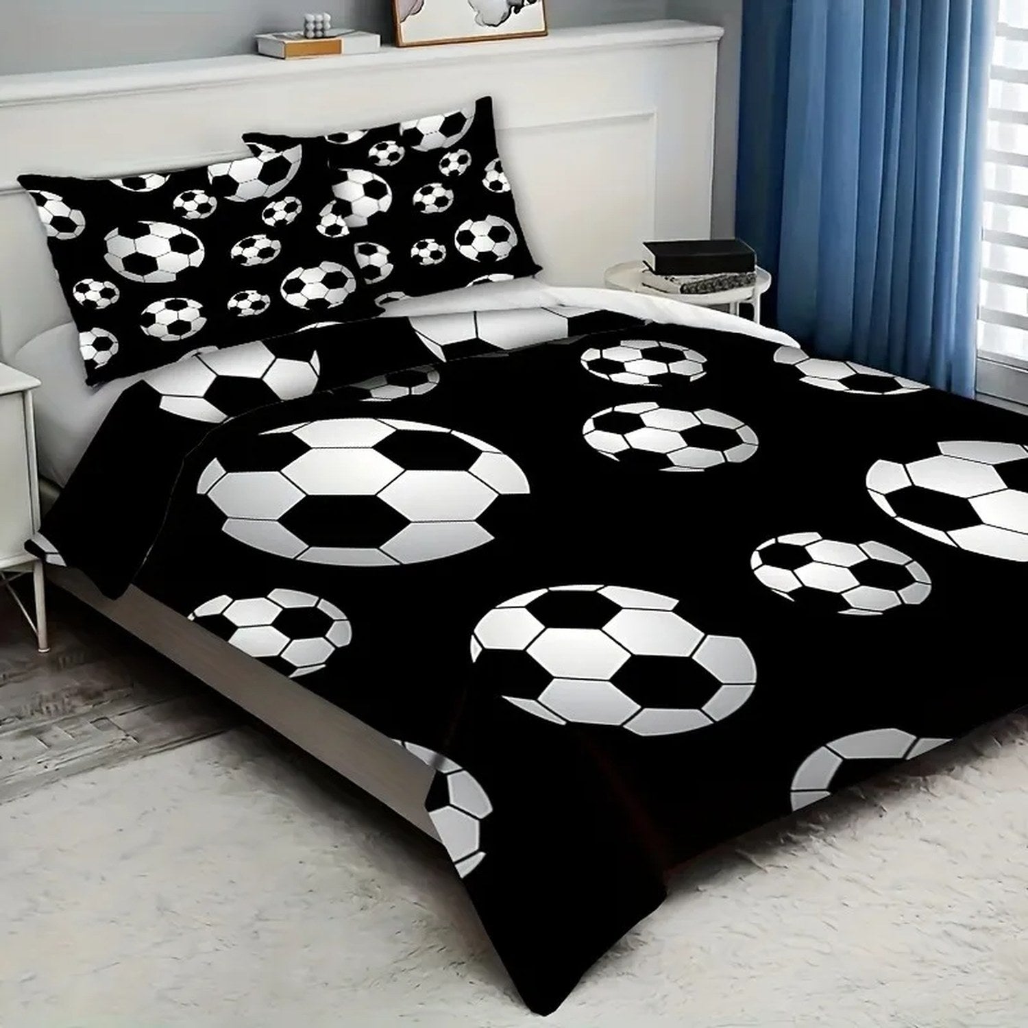 Housse de couette football noire avec taie assortie dans une chambre bleutée