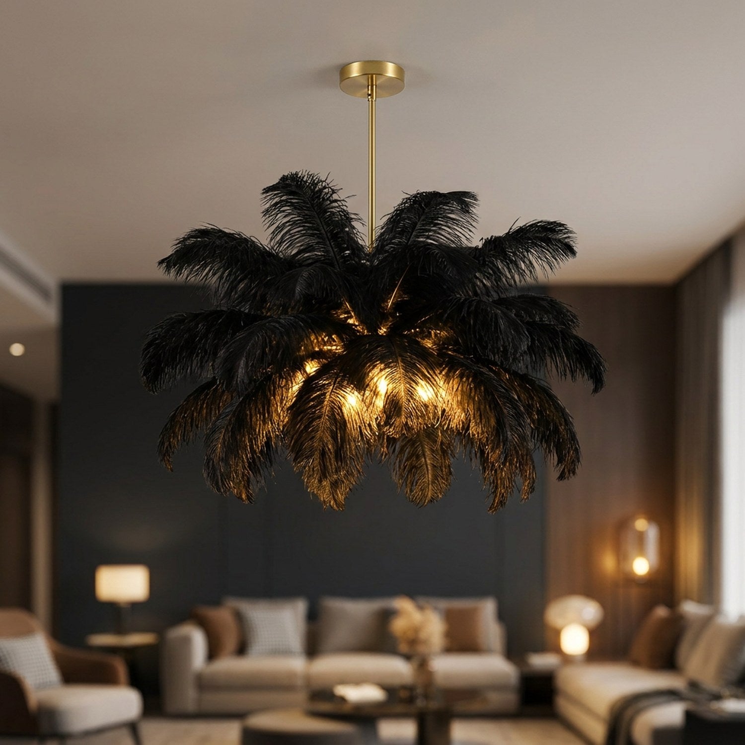 Lustre en plumes d'autruche noires suspendu dans un salon au mur sombre
