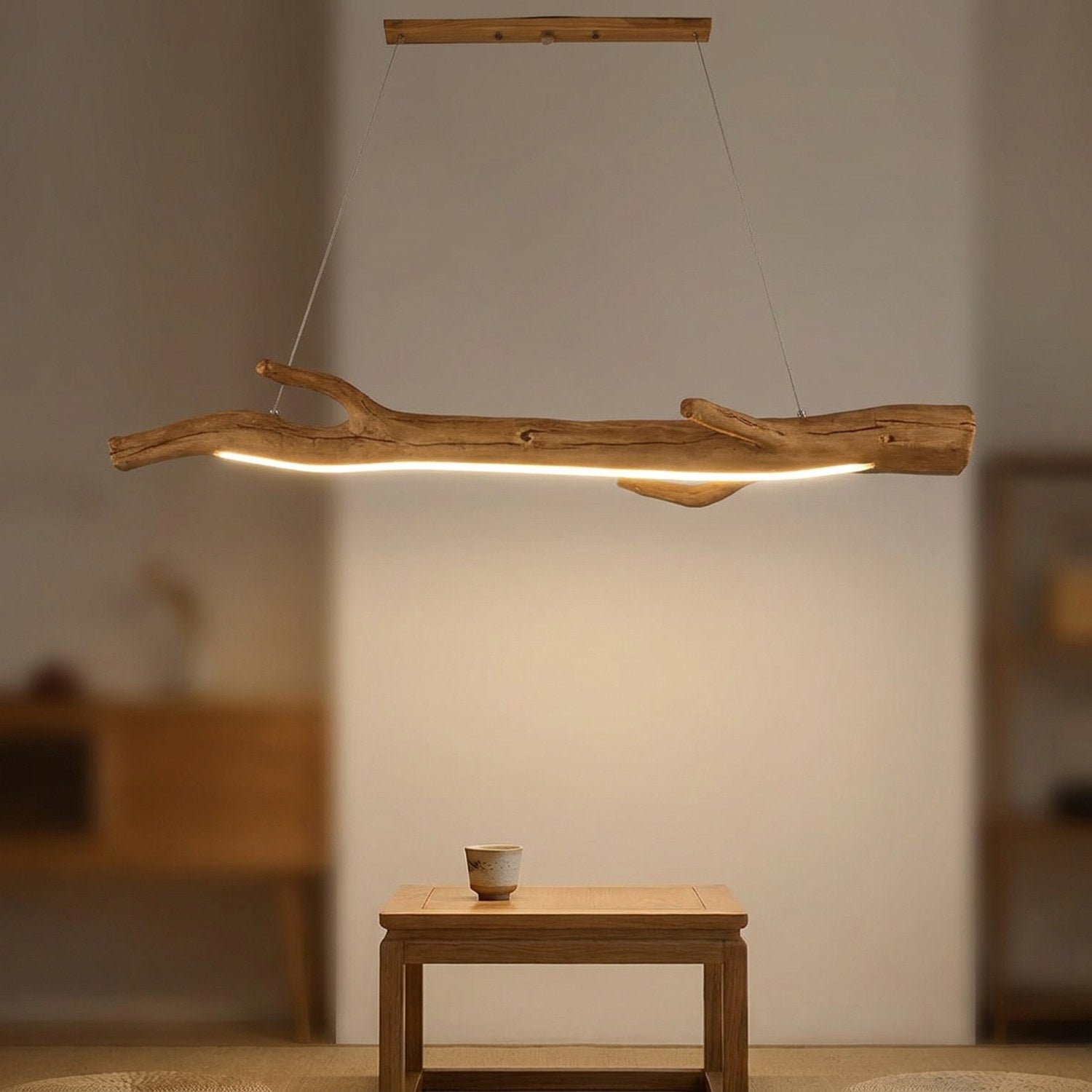 Lustre en résine imitant une branche avec seulement le ruban lumineux du dessous allumé