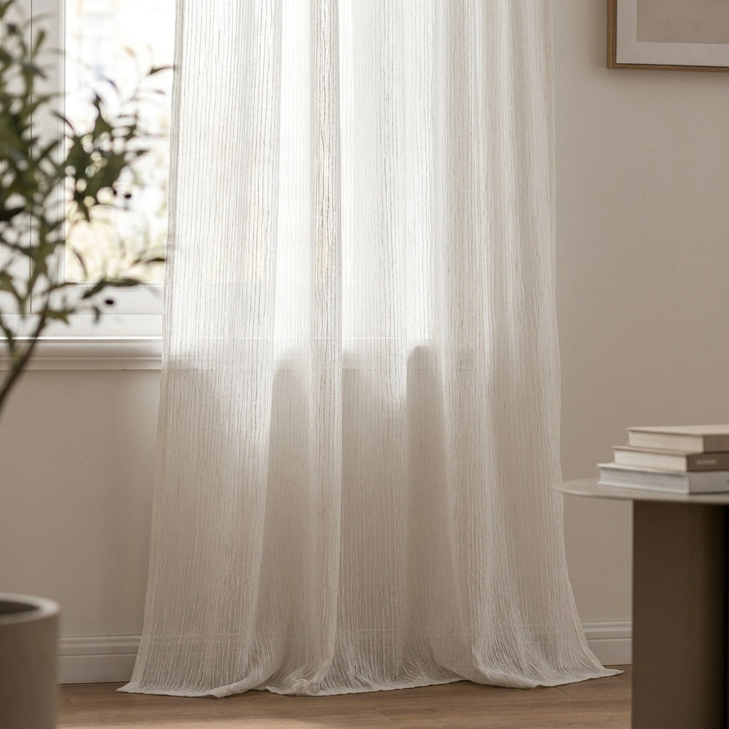 Voilage texturé coloris blanc suspendu à une fenêtre