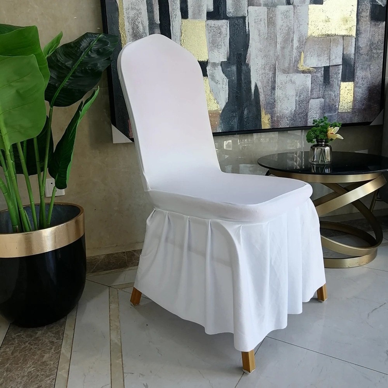 Housse de chaise blanche jupe extensible vue de face en intérieur