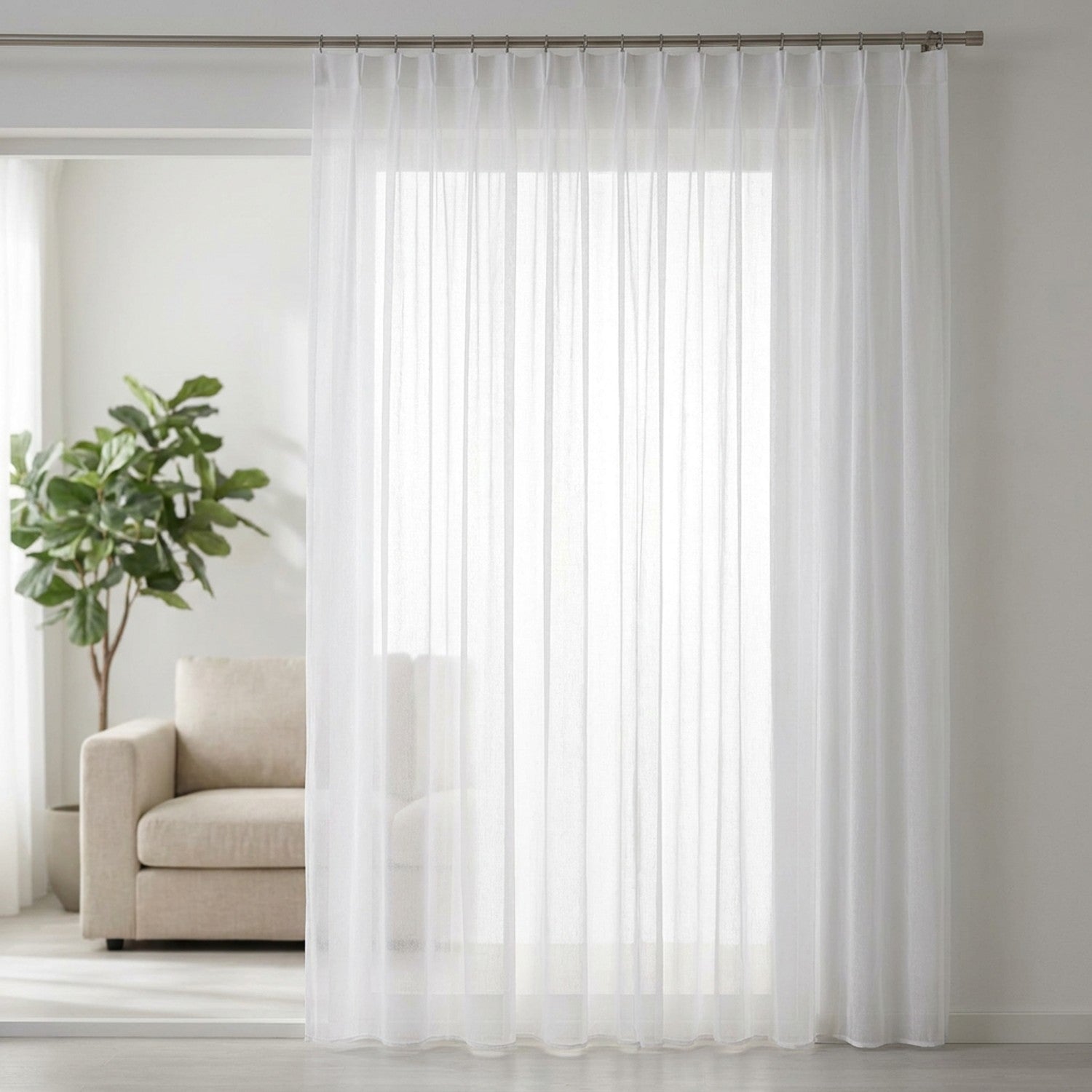 Voilage blanc transparent en tulle suspendu à une fenêtre dans un salon lumineux
