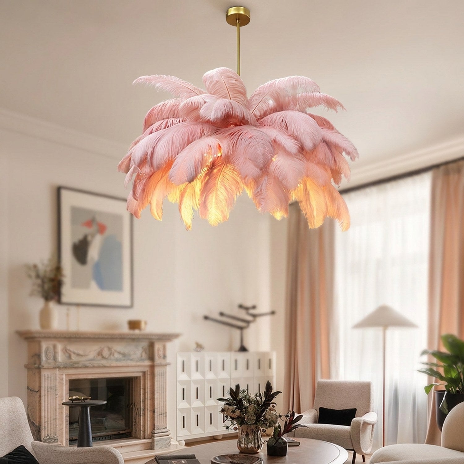 Lustre en plumes d'autruche roses suspendu dans un salon glamour