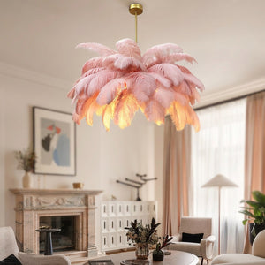 Lustre en plumes d'autruche roses suspendu dans un salon glamour