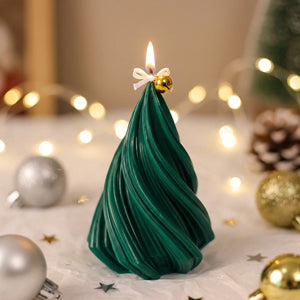 Bougie sapin de Noël en spirale verte allumée