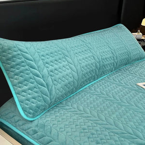 Housse de traversin en peluche matelassée turquoise sur un lit