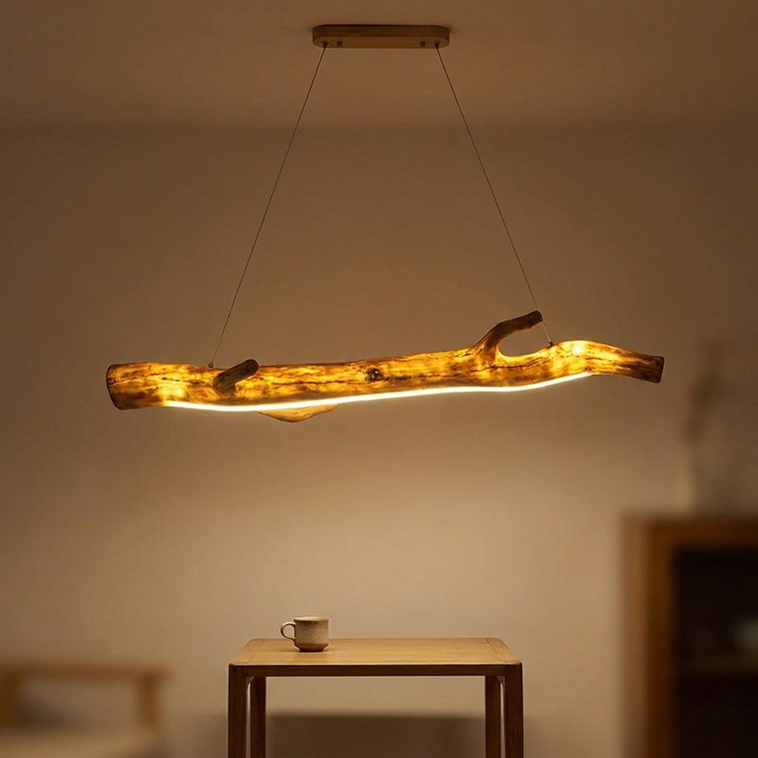 Lustre en résine imitant une branche entièrement rougeoyante grâce au ruban lumineux intérieur