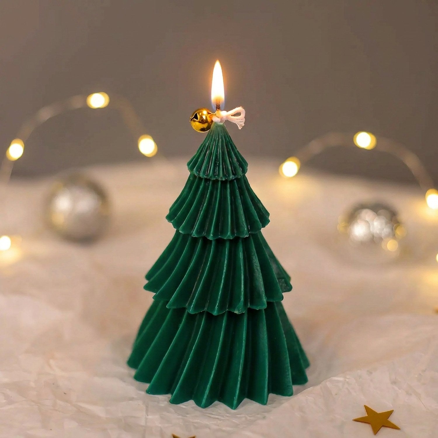 Bougie sapin de Noël étagée verte classique allumée