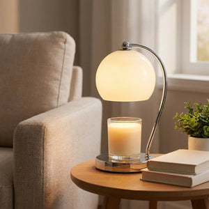 Lampe chauffe-bougie blanche posée sur une table basse dans un salon cosy