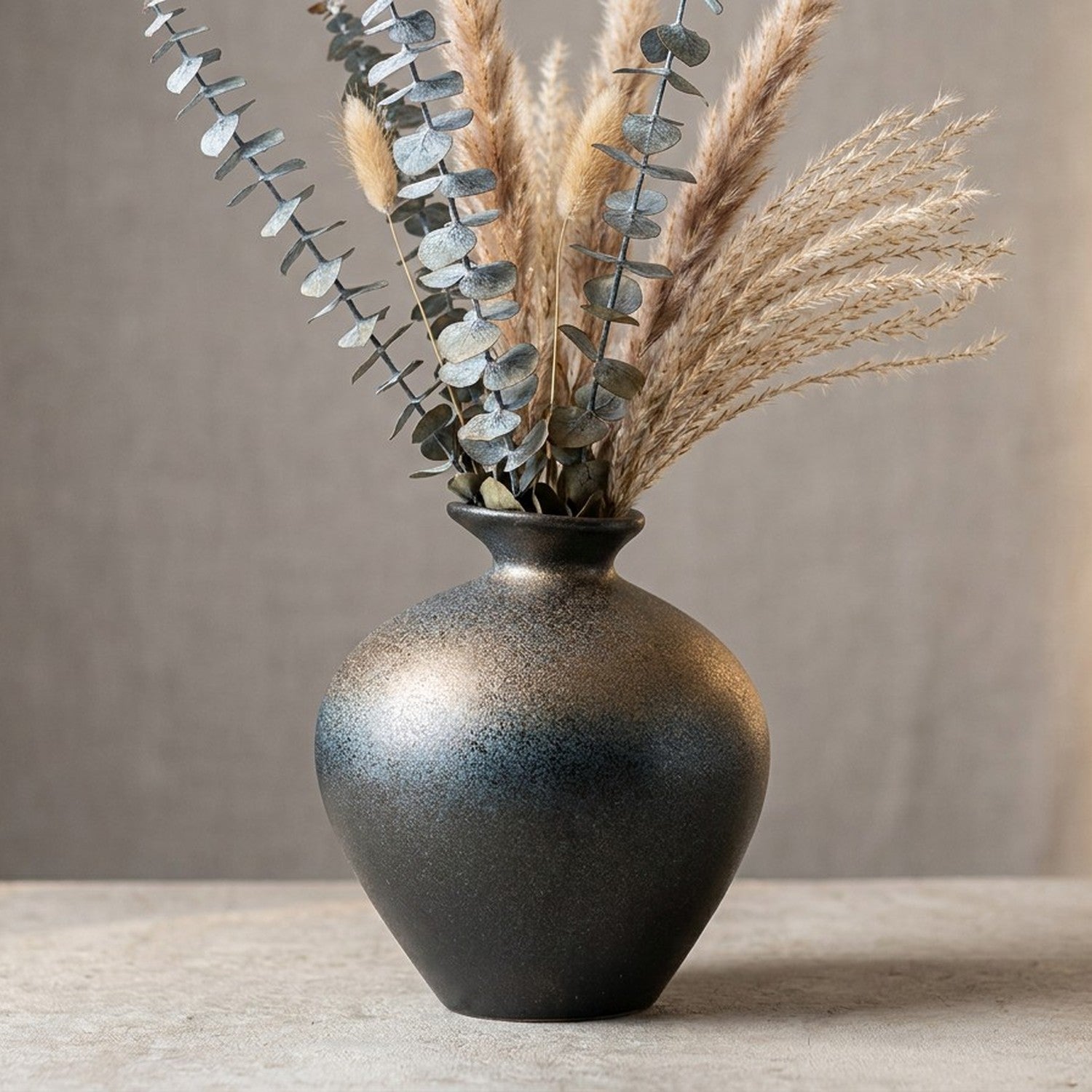 Vase céramique imitation pierre bleu avec eucalyptus