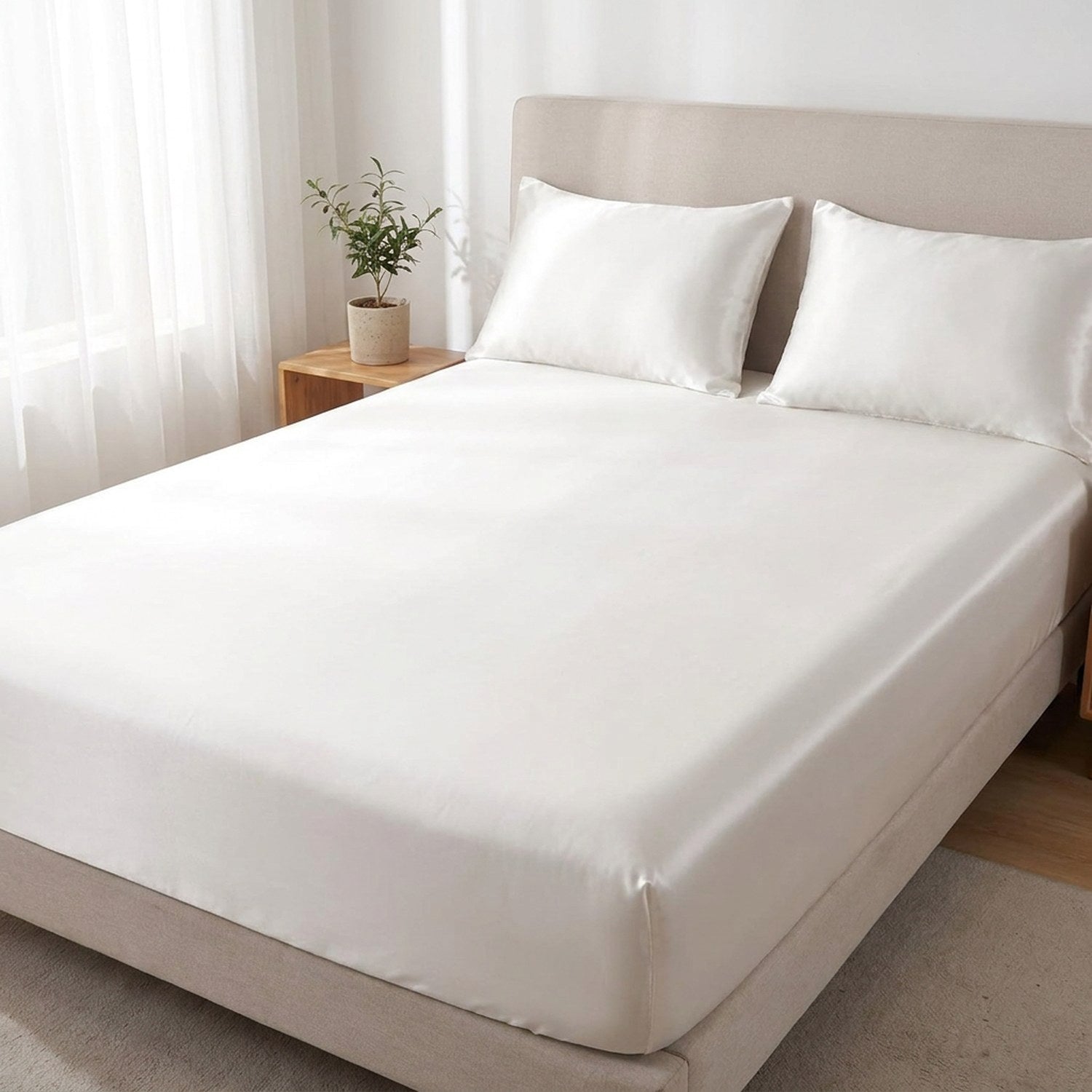 Drap housse satin blanc dans une chambre lumineuse et minimaliste